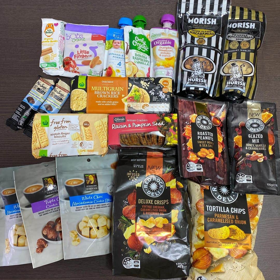 大西蘭のインスタグラム：「・ パースで買ったもの🇦🇺 ・ ほとんどお菓子🍪🍫🍬 ・ BYRONBAY COOKIESは美味しかったから追加で購入♬ ・ こぐまちゃん用の果物や野菜などがピューレになってる離乳食は、この写真の他にも購入。シンガポールだと4ドルくらいするけど、オーストラリアは安くて100円ちょっとでした❣️ ・ MORISHのナッツは試食して、どれも美味しかったけど、オーストラリア名産のマカダミアナッツにしました😍 トリュフ味は高級感あります✨ ・ ・ #パース旅行 #パース観光 #パース土産 #オーストラリア旅行 #オーストラリア土産 #byronbaycookies #morishnuts #perthtravel  @byronbaycookies  @morishnuts」