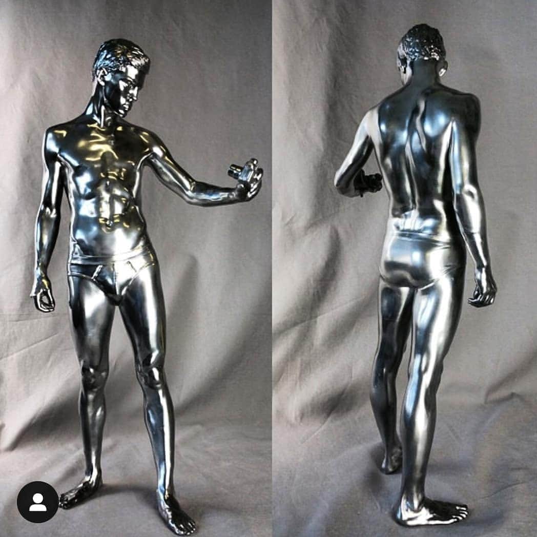 セバスティアン・ソーブのインスタグラム：「Hey Ho silverado. Look at that booty shine! =) Maybe this year we get the 8ft statue made 😋 #theoriginalselfie」