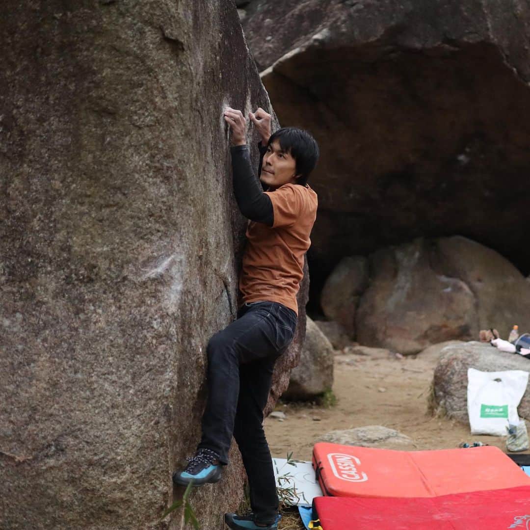 濱田健介さんのインスタグラム写真 - (濱田健介Instagram)「A happy new year. I climbed two new lines at Kasagi. Both were good. I felt V7 and V9. Maybe FA?? 明けましておめでとうございます！ 新年早々、風邪でダウンしていました。 今日はやっと復活したので笠置。 気になってた２つのラインが登れた。  一つ目は巴岩直上を右下から繋げるライン。めちゃめちゃパワー系と思いきや、フックでごまかすテクい系やった。それはそれでなかなか面白かった。 スタートは写真1枚目、右手のもう一個右のチョークついてるところと奥にあるクラックのスローパー気味アンダーを挟み込んでスタートしました。 体感は初段くらい。  もう一つは、え、そんなとこに？って感じやけど、、、黄色い博多と鮎の間。 実は昔から通称 緑のたぬき というプロジェクトがあったらしく、去年から笠置来たら帰り際にちょくちょく触ってたけど、指皮裂けたりで登れずにいたやつ。 今日は指皮も裂けずにちゃんと登れた。この岩らしく保持系で良かった。 スタートは写真3枚目で持ってるのが一手目と2手目な感じで、さらに下の右手はフラットなカチ、左手は薄いアンダーでやりました。 こっちは体感2段くらい。  どちらもなかなか面白かったので是非。なんも情報ないし、おそらく初登？？ですかね？  @rockmasterhq  @unparallelup  @organicclimbing  @nogradjustfeeling  @camp1889」1月5日 23時50分 - hamaken87