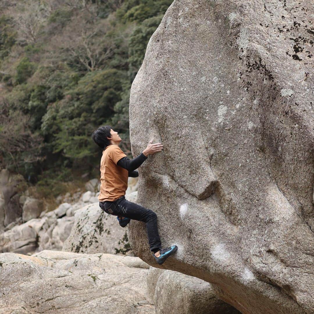 濱田健介さんのインスタグラム写真 - (濱田健介Instagram)「A happy new year. I climbed two new lines at Kasagi. Both were good. I felt V7 and V9. Maybe FA?? 明けましておめでとうございます！ 新年早々、風邪でダウンしていました。 今日はやっと復活したので笠置。 気になってた２つのラインが登れた。  一つ目は巴岩直上を右下から繋げるライン。めちゃめちゃパワー系と思いきや、フックでごまかすテクい系やった。それはそれでなかなか面白かった。 スタートは写真1枚目、右手のもう一個右のチョークついてるところと奥にあるクラックのスローパー気味アンダーを挟み込んでスタートしました。 体感は初段くらい。  もう一つは、え、そんなとこに？って感じやけど、、、黄色い博多と鮎の間。 実は昔から通称 緑のたぬき というプロジェクトがあったらしく、去年から笠置来たら帰り際にちょくちょく触ってたけど、指皮裂けたりで登れずにいたやつ。 今日は指皮も裂けずにちゃんと登れた。この岩らしく保持系で良かった。 スタートは写真3枚目で持ってるのが一手目と2手目な感じで、さらに下の右手はフラットなカチ、左手は薄いアンダーでやりました。 こっちは体感2段くらい。  どちらもなかなか面白かったので是非。なんも情報ないし、おそらく初登？？ですかね？  @rockmasterhq  @unparallelup  @organicclimbing  @nogradjustfeeling  @camp1889」1月5日 23時50分 - hamaken87