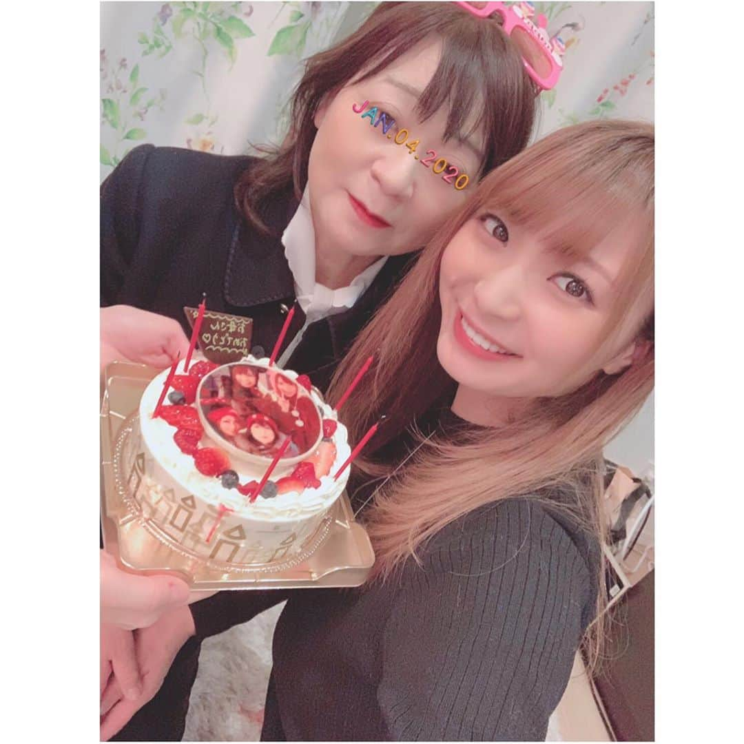 本間成美さんのインスタグラム写真 - (本間成美Instagram)「昨日はお母さんの還暦の誕生日でした🎂❤️ 妹も合流して3姉妹でお祝いしました🎵✨ #ハッピーバースデー #かんれき㊗️ #姉妹」1月5日 23時59分 - narumi517