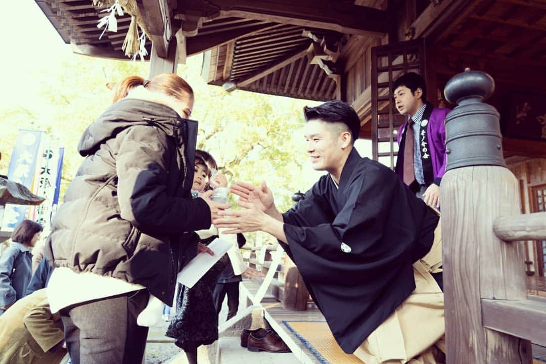 梅川壱ノ介（舞踊家）のインスタグラム：「皆さまの前でご披露した後は奉納させて頂きました紅白餅を配らせて頂きました。  たくさんの方にお越しいただき、本当にありがとうございました。  #梅川壱ノ介  #日本舞踊 #奉納 #日本の正月  #紅白餅」
