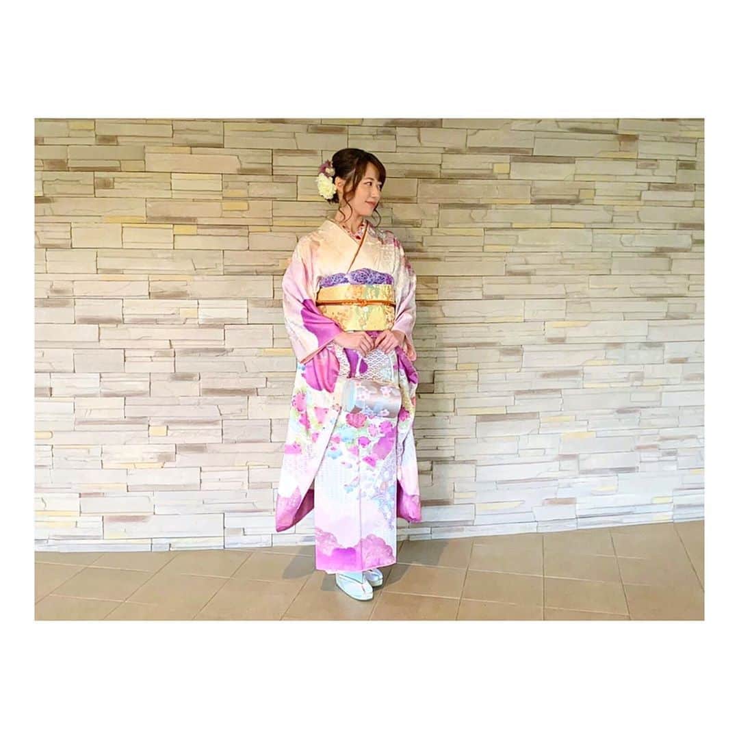 のインスタグラム：「. あけましておめでとうございます❤️ 待ちに待った2020年🧡🧡 たくさん笑って、たくさん食べて、たくさん寝て、幸せな一年になりますように！ . 年末年始のお休み思う存分満喫したから、明日からの仕事も頑張る(｀・ω・´)✨ 今年もよろしくお願いします🌸 . #気づいたら #年越してから #もう5日経ってた  #何気ない幸せを #大切にできるように #そんな一年にしたい  #写真は #祖父が母に誂えた #振袖 #去年着させてもらいました」