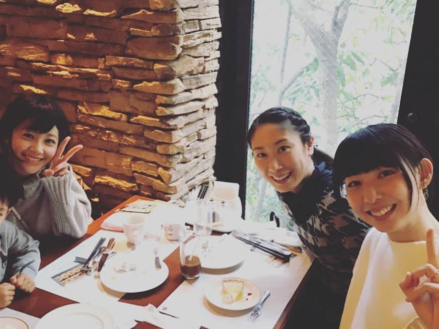 益田麻衣のインスタグラム：「新年明けましておめでとうございます。今年もよろしくお願いします。  今日は高校の友達とランチ。 一緒にいるだけでほっとする仲。 みんな離れていて普段なかなか話せない分、内容が濃い！！ どんだけ時間があっても足りないな〜 また次はいつ会えるかと帰りは寂しくなるけど、1年に何度かあるこの会のおかけでまた頑張れる😌🍀 #ランチ #高校 #親友 #パン #パン食べ放題 #サンマルク #京都」