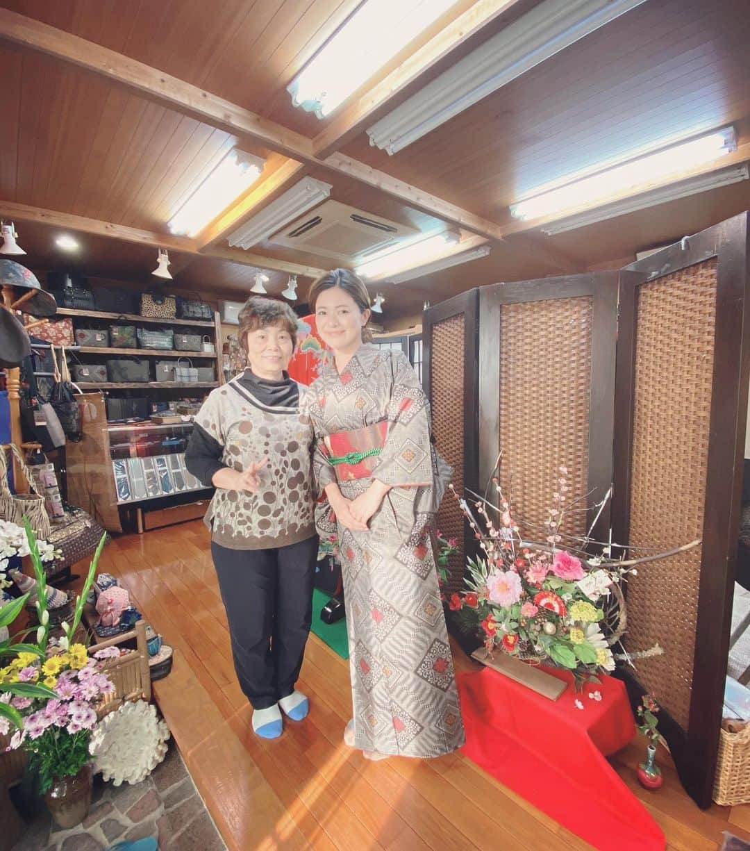 大山百合香さんのインスタグラム写真 - (大山百合香Instagram)「✨密かな夢が現実に✨👘✨ 大好きな奄美群島の伝統工芸品#大島紬 を#きもの家いわい　さんにて仕立てて頂きました‼︎ 柄、丈や裾など私の体に合わせて採寸して頂き、簡単に試着させていただきました。仕上がりがとても楽しみです👘✨ ずっとずっと自分の大島紬が欲しくて、念願叶いとても嬉しい💕 周りのご縁やご協力あってのこと✨ 感謝でいっぱいです！ 色んなタイプの大島紬があるけど、私が着ているのは、中田一男さんという方が作られた紬だそうで、龍郷柄！The 大島紬！って柄が欲しくて。  大島紬は、世界三代織物の一つでもあり、独特な渋みと色合いで、軽くて着崩れしにくく、昔から"親子三代、大島紬"と謳われているくらい、お母さん、娘さん、お孫さんの代まで長〜く着れるといわれています。 歴史を繋ぐ大島紬。 大切に、大切に繋いでいきます✨ #大島紬#奄美群島#伝統工芸品#泥染染色#龍郷柄#ソテツ#ハブ#親子三代#紬#紡ぐ#沖永良部島#きもの家いわい」1月6日 0時06分 - ohyamayurika