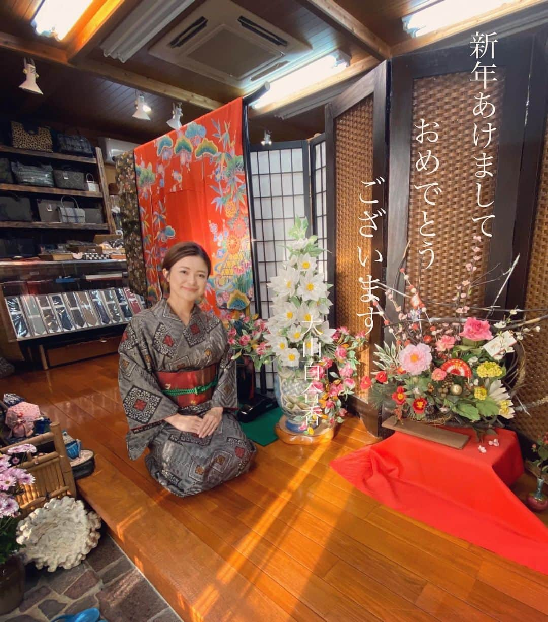 大山百合香さんのインスタグラム写真 - (大山百合香Instagram)「✨密かな夢が現実に✨👘✨ 大好きな奄美群島の伝統工芸品#大島紬 を#きもの家いわい　さんにて仕立てて頂きました‼︎ 柄、丈や裾など私の体に合わせて採寸して頂き、簡単に試着させていただきました。仕上がりがとても楽しみです👘✨ ずっとずっと自分の大島紬が欲しくて、念願叶いとても嬉しい💕 周りのご縁やご協力あってのこと✨ 感謝でいっぱいです！ 色んなタイプの大島紬があるけど、私が着ているのは、中田一男さんという方が作られた紬だそうで、龍郷柄！The 大島紬！って柄が欲しくて。  大島紬は、世界三代織物の一つでもあり、独特な渋みと色合いで、軽くて着崩れしにくく、昔から"親子三代、大島紬"と謳われているくらい、お母さん、娘さん、お孫さんの代まで長〜く着れるといわれています。 歴史を繋ぐ大島紬。 大切に、大切に繋いでいきます✨ #大島紬#奄美群島#伝統工芸品#泥染染色#龍郷柄#ソテツ#ハブ#親子三代#紬#紡ぐ#沖永良部島#きもの家いわい」1月6日 0時06分 - ohyamayurika