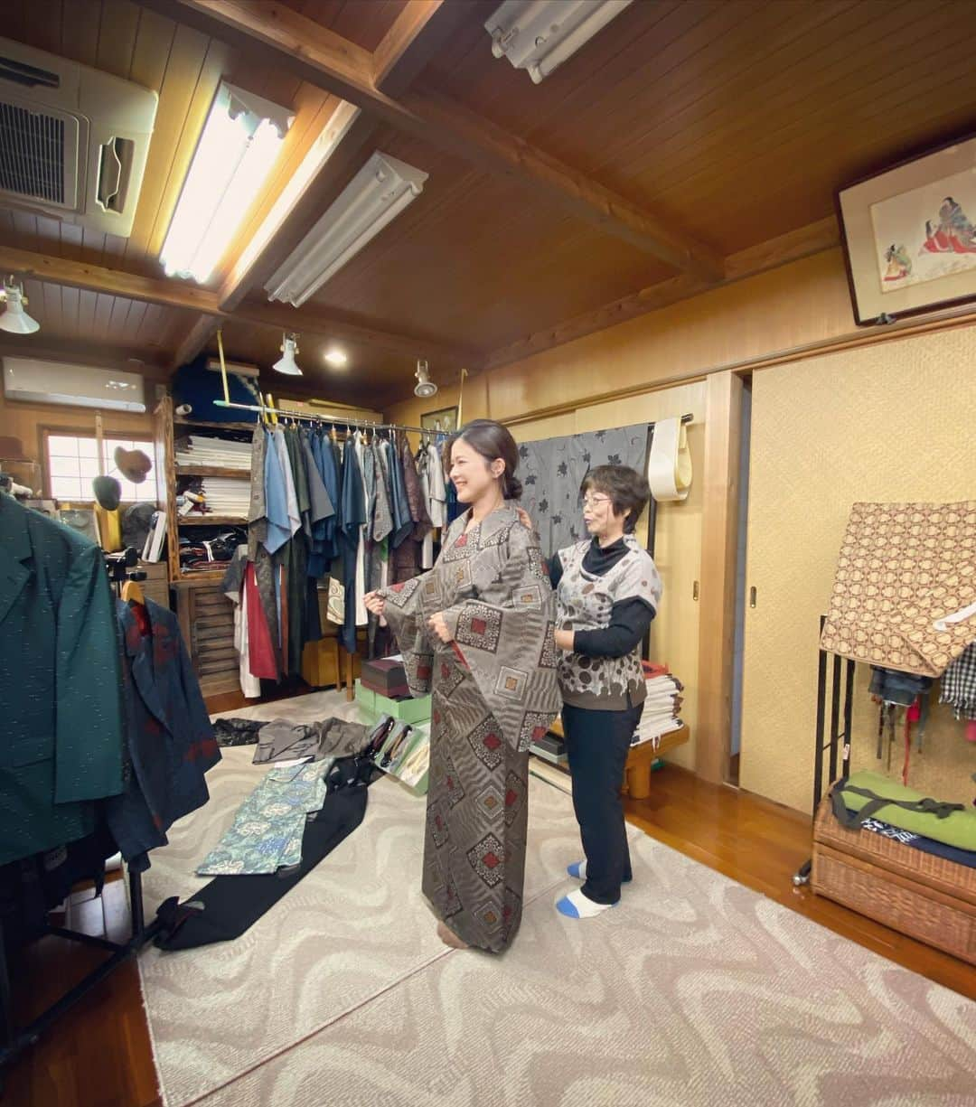 大山百合香さんのインスタグラム写真 - (大山百合香Instagram)「✨密かな夢が現実に✨👘✨ 大好きな奄美群島の伝統工芸品#大島紬 を#きもの家いわい　さんにて仕立てて頂きました‼︎ 柄、丈や裾など私の体に合わせて採寸して頂き、簡単に試着させていただきました。仕上がりがとても楽しみです👘✨ ずっとずっと自分の大島紬が欲しくて、念願叶いとても嬉しい💕 周りのご縁やご協力あってのこと✨ 感謝でいっぱいです！ 色んなタイプの大島紬があるけど、私が着ているのは、中田一男さんという方が作られた紬だそうで、龍郷柄！The 大島紬！って柄が欲しくて。  大島紬は、世界三代織物の一つでもあり、独特な渋みと色合いで、軽くて着崩れしにくく、昔から"親子三代、大島紬"と謳われているくらい、お母さん、娘さん、お孫さんの代まで長〜く着れるといわれています。 歴史を繋ぐ大島紬。 大切に、大切に繋いでいきます✨ #大島紬#奄美群島#伝統工芸品#泥染染色#龍郷柄#ソテツ#ハブ#親子三代#紬#紡ぐ#沖永良部島#きもの家いわい」1月6日 0時06分 - ohyamayurika