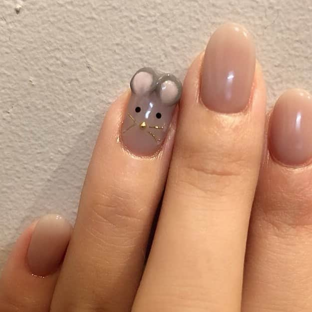 長江愛美さんのインスタグラム写真 - (長江愛美Instagram)「🐭💅🏻 お正月しか出来ない干支ネイルにした❤️ 左右に1匹ずつ🐭❤️ 可愛すぎてずっと見ちゃう😍  #干支ネイル #ねずみネイル #ネズミネイル #鼠 #鼠年 #ねずみ年 #2020 #正月ネイル #年始ネイル #新年 #nail #naildesign #ちゅるんネイル #nailart #ネイルデザイン #動物ネイル #アニマルネイル  #ニュアンスネイル」1月6日 0時06分 - manamin.512