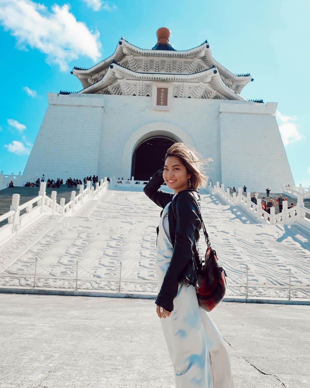 Rihwaさんのインスタグラム写真 - (RihwaInstagram)「ツアーに参加して、台北にある中正紀念堂へ行ってきました！💠💠💠 長い階段を登ると、台湾に来ましたー！という感じの素敵な写真が撮れました！(３枚目)☺️🙏🏽✨ 天気も素晴らしく良くって、青と白のコントラストが最高でした！💙🤍 #Rihwa #台北　#中正紀念堂　#台湾　#観光地　#ツアー　#天気　#晴れ」1月6日 0時07分 - rihwa_official