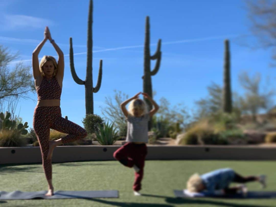 サラ・ライトさんのインスタグラム写真 - (サラ・ライトInstagram)「Cactus pose and a squish @fsscottsdale good morning Arizona sky.」1月6日 0時08分 - swrightolsen