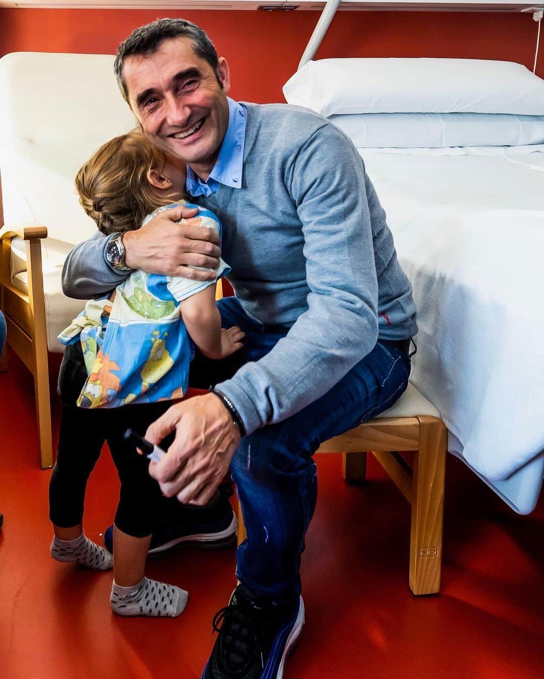 FCバルセロナさんのインスタグラム写真 - (FCバルセロナInstagram)「🏥 Hospital visit and happy faces! Un día muy especial. Un dia molt especial! 💙❤️ 👍 @fundaciofcb」1月6日 0時16分 - fcbarcelona