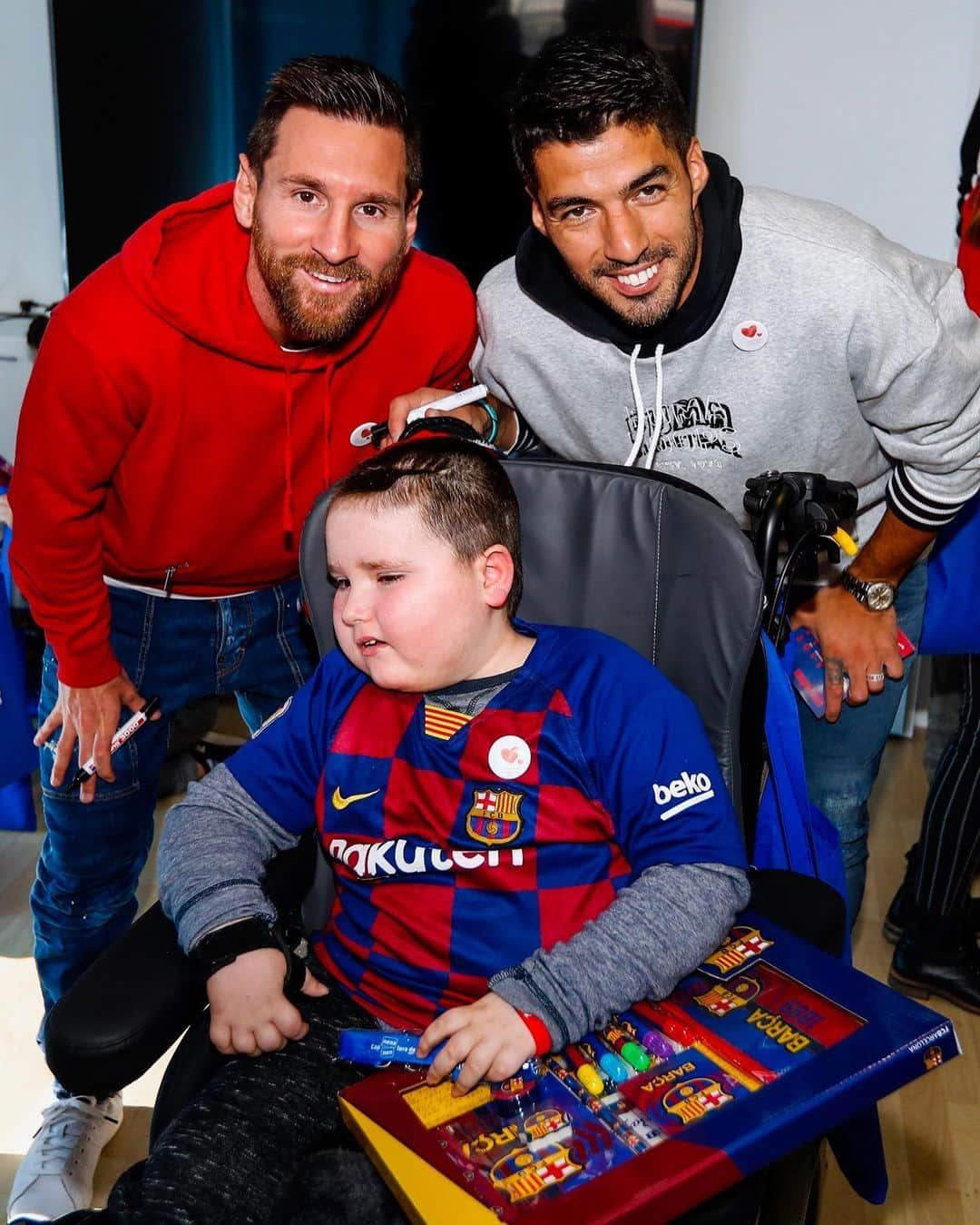 FCバルセロナさんのインスタグラム写真 - (FCバルセロナInstagram)「🏥 Hospital visit and happy faces! Un día muy especial. Un dia molt especial! 💙❤️ 👍 @fundaciofcb」1月6日 0時16分 - fcbarcelona