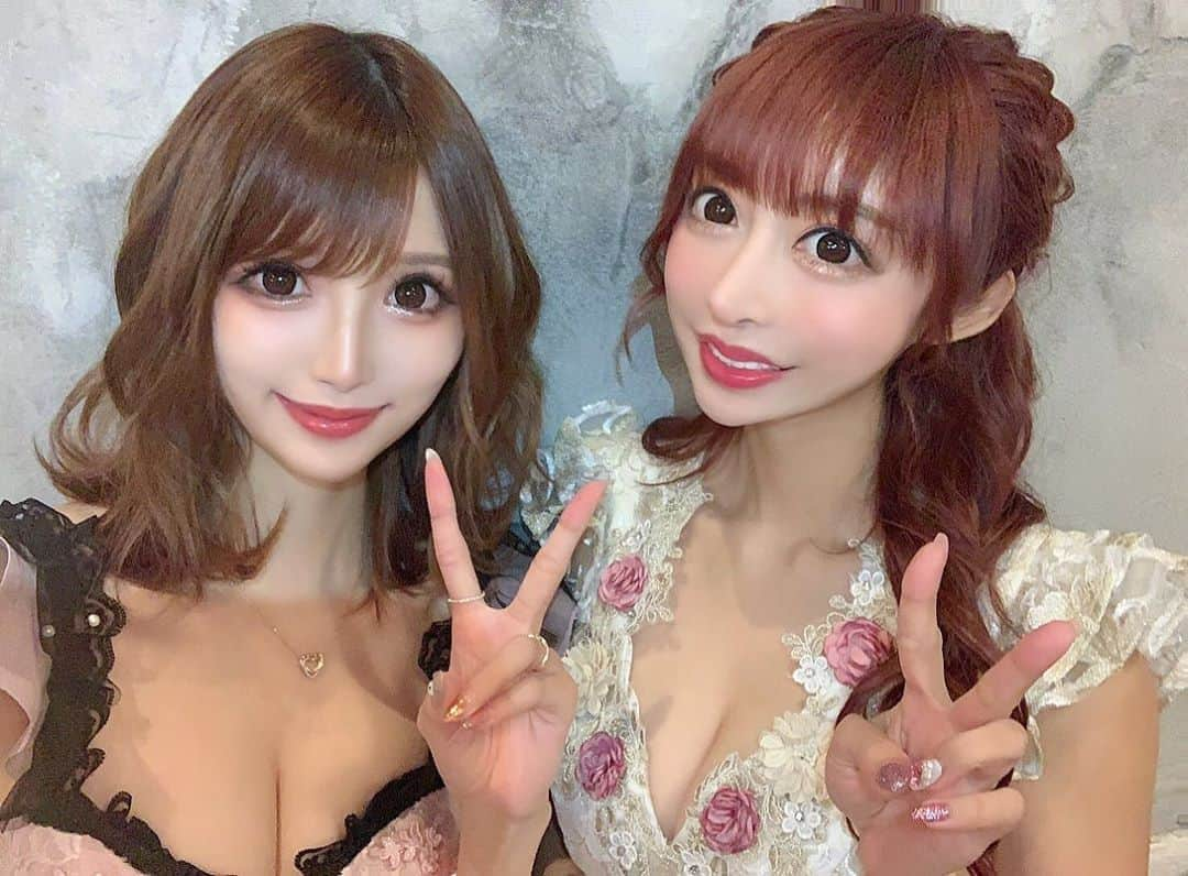 桜咲乃愛さんのインスタグラム写真 - (桜咲乃愛Instagram)「りおなさんと撮影一緒だった🥰💓💓💓🍀 うれしいぃ〜〜〜っ！！！！😆♥️♥️🎀✨ いつもかわいいし優しいりおなさんLOVE(*´꒳`*)❥❥💕💕💕✨ #一條りおな 様 #ローブドフルール#撮影#ドレス撮影#ドレスショップ」1月6日 0時24分 - noasama1101