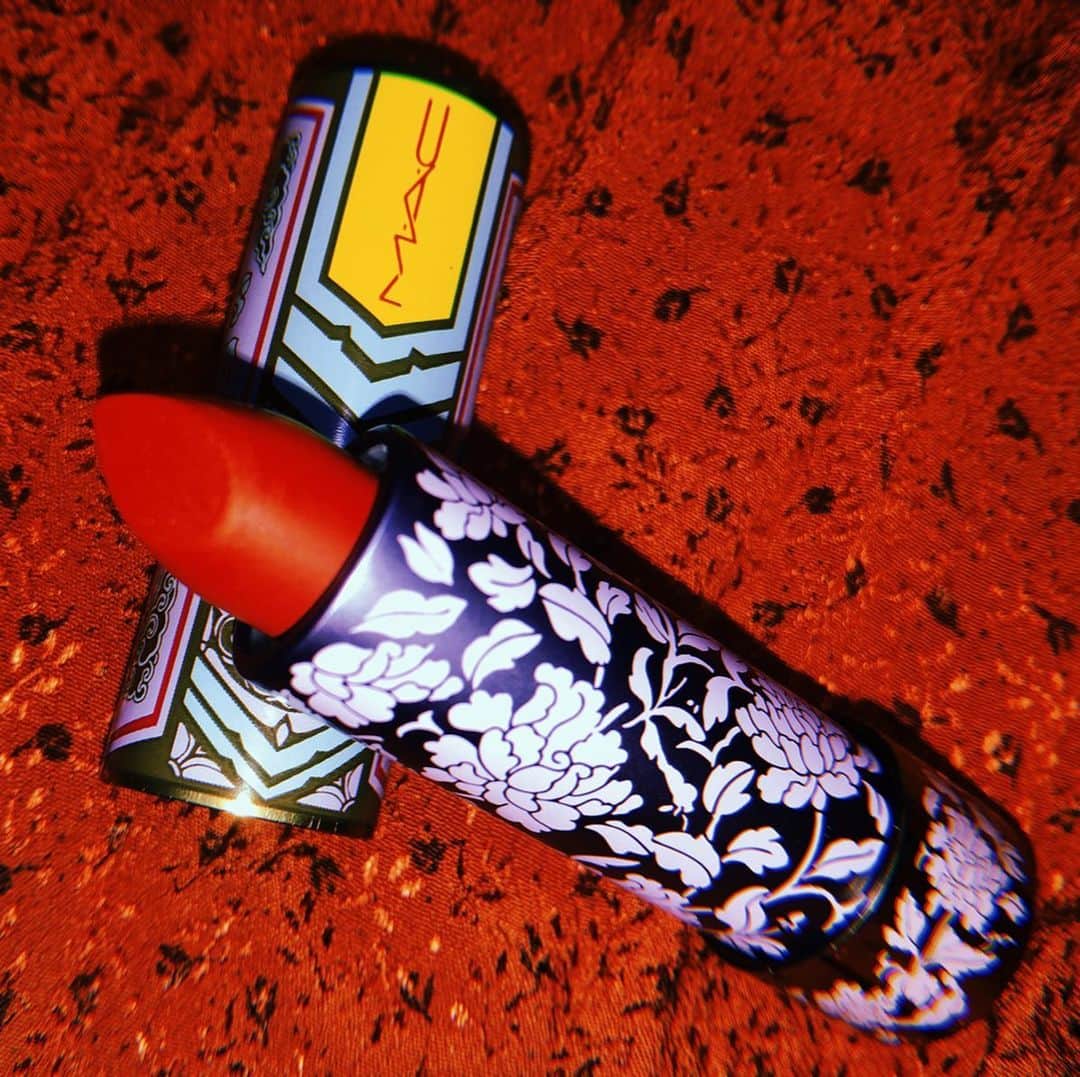 青柳透さんのインスタグラム写真 - (青柳透Instagram)「#チャイナ 柄に弱いので #パケ買い しました #mac #リップスティック #限定 #限定コスメ #コスメ  #コスメ購入品  お目当ての色は売り切れていたので #ルビーウートーキョー なる日本人に似合うらしい #赤リップ を購入しました #成人式メイク に使おうかなと思います #成人式コスメ  #毎日メイク #時短メイク のために #クッションファンデ を買おうとしていたのでねるちゃんも使っている #クリオ の4番にしました #韓国コスメ  #エチュードハウス #etudehouse #アイシャドウ ルックアットマイアイズのPP515 は #パープル が好きなので購入しました」1月6日 0時29分 - ds_toru17