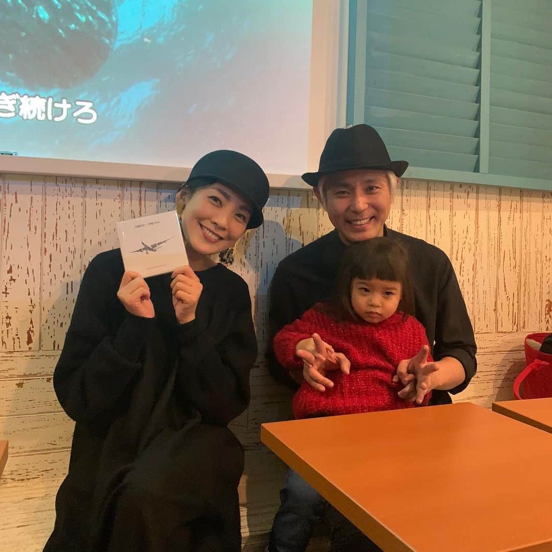 田中美里のインスタグラム：「久しぶりに大森洋平LIVEへ。 新しいCDもゲット！  初めてサインもらった笑  良い曲ばかりだったなぁ。  #大森洋平 #10代からの友人 #娘ちゃん可愛い #車移動の時に流れる曲はほぼ洋平」