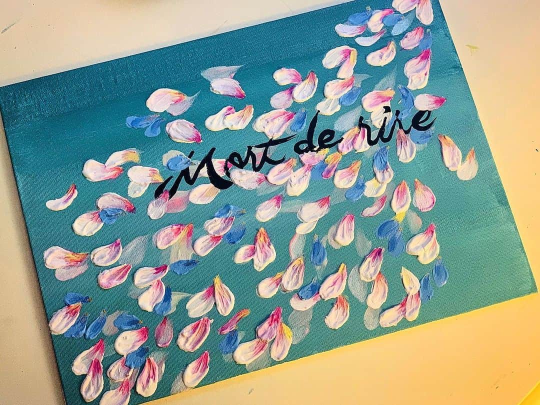 澤田友美さんのインスタグラム写真 - (澤田友美Instagram)「. . Remember when you can't see the light. . . . 完成した🌸👩‍🎨 . Mort de rire💐🌸💐🌸 . #painting #drowingart #petals  #sakura #cherryblossom #3Dart」1月6日 0時38分 - tomomi__sawada
