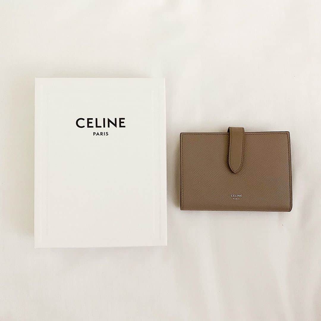 吾田美咲のインスタグラム：「ちっちゃいお財布を持ってなくて新しく🐘 かわいさ100てん♡  #celine」