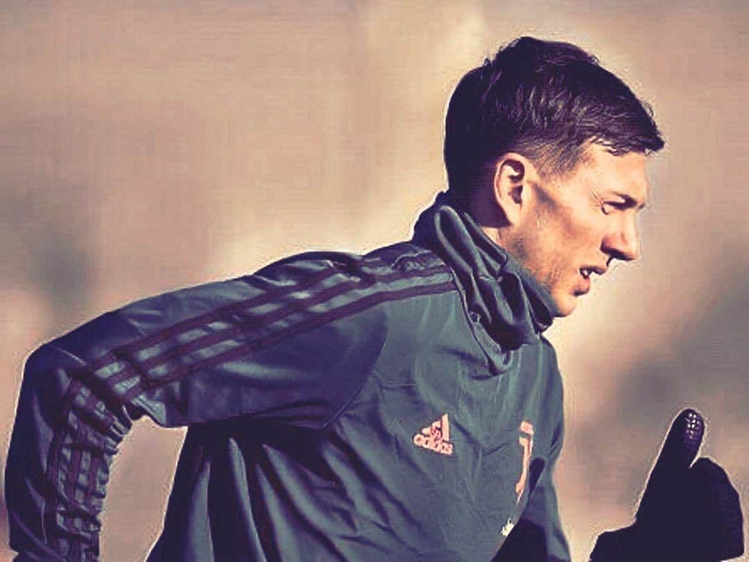 フェデリコ・ベルナルデスキのインスタグラム：「Ora solo concentrazione, determinazione e voglia di vincere. #FinoAllaFine #ForzaJuve」