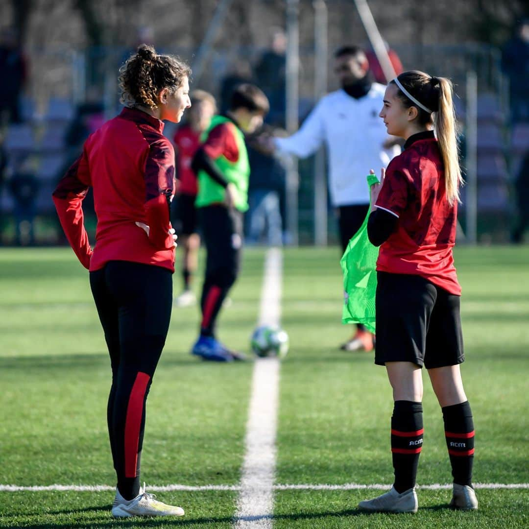 ACミランさんのインスタグラム写真 - (ACミランInstagram)「⚽️ Rossonere 🆚 U17: What better way to start the year than a friendly in the family? 💪🏻 #FollowTheRossonere #SempreMilan」1月6日 0時45分 - acmilan