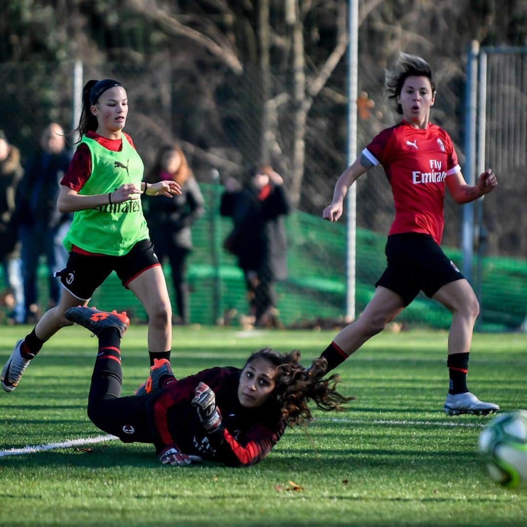 ACミランさんのインスタグラム写真 - (ACミランInstagram)「⚽️ Rossonere 🆚 U17: What better way to start the year than a friendly in the family? 💪🏻 #FollowTheRossonere #SempreMilan」1月6日 0時45分 - acmilan