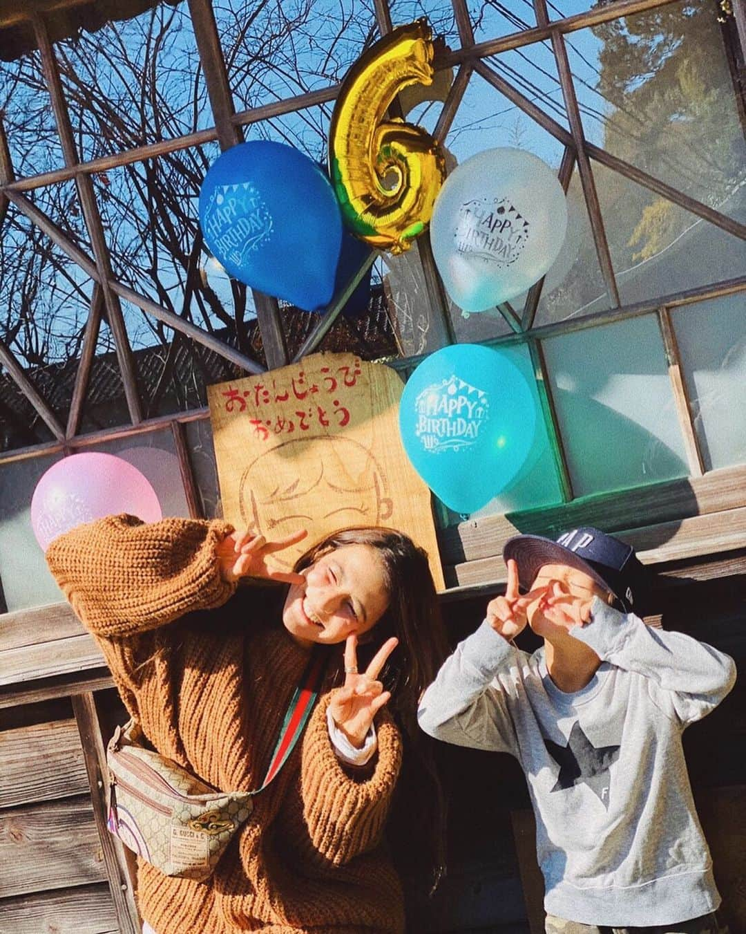 スザンヌさんのインスタグラム写真 - (スザンヌInstagram)「息子６歳のお誕生日㊗️﻿ ﻿ お腹の中にいる時から👶今までずーっとだいすきがふえていて、﻿ どうなっちゃうんだろうと思います。﻿ ﻿ こんな気持ちにさせてくれてありがとう！！﻿ 元気にすくすく育ってくれてほんとうにありがとう🙏﻿ ﻿ これからどんなことがあってもいちばんの味方でいるよ💪﻿ ﻿ だめなとこたくさんなお母さんだけど、一緒に成長していけますように🌈﻿ ﻿ 溢れそうなくらいもらってる﻿ いっーぱいの愛を返していこうね！！﻿ ﻿ 関わってくれるみんなみんなに感謝です😊﻿ ﻿ あったか日曜日🌞息子のだいすきな人たちにお祝いしてもらいました🙏🌈﻿ ﻿ 息子が産まれた日もこんなほがらかな晴れの日だったなぁ﻿ と思い返すと泣きそうになるけど、伝えたいことは﻿ ﻿ だいすきだ❤️ってこと。﻿ 6歳もよろしくどーぞ🙌」1月6日 0時51分 - suzanneeee1028