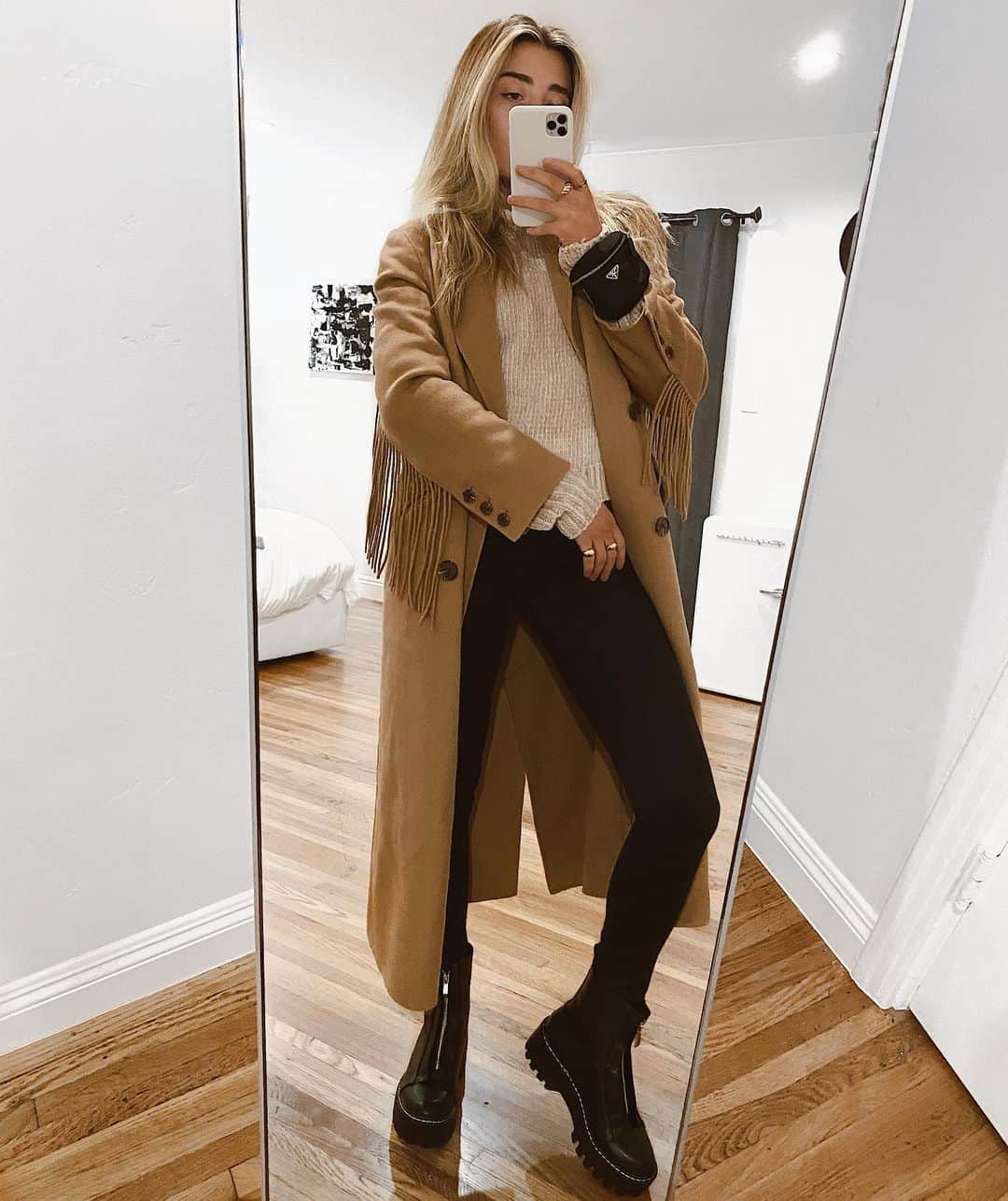 Lauren Elizabethのインスタグラム：「Didn’t get the beach vacation memo to ring in 2020 - mirror pic it is 🤍❄️」