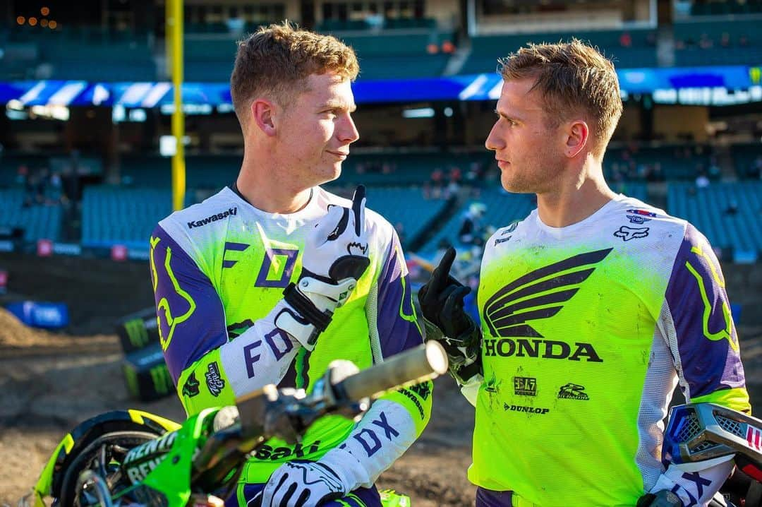 ケン・ロックゼンさんのインスタグラム写真 - (ケン・ロックゼンInstagram)「Pic 1: our reaction when we show up with the same @foxracing kit  Pic 2 smiles because we look good no matter what😆 @adamcianciarulo 📸 @emeryphoto」1月6日 6時28分 - kenroczen94