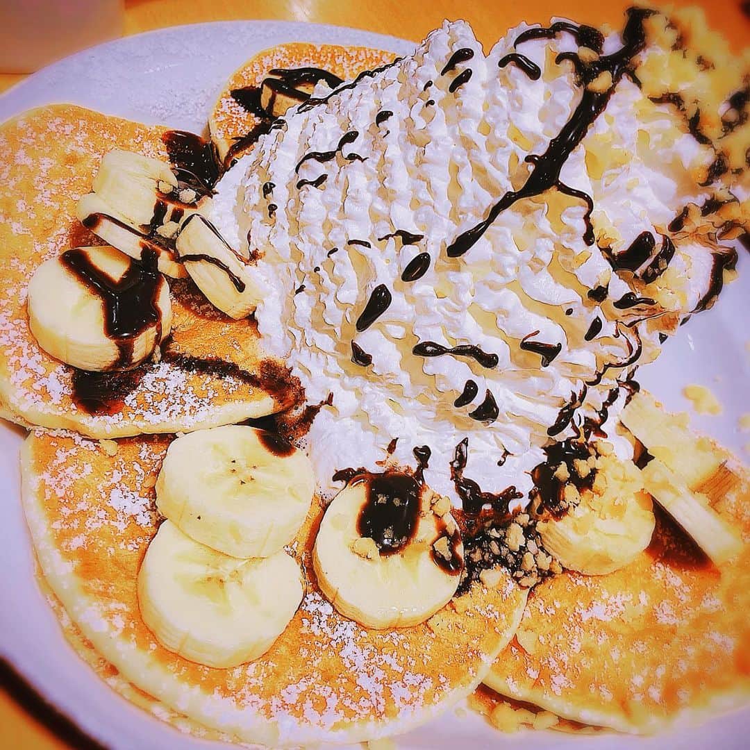 月野もあのインスタグラム：「らしくないもの食べました🍌🍫﻿ ﻿ めちゃくちゃ美味しかった…すごいクリーム量なのに全然余裕だった…チョコソースをトッピングで追加したのがより良かった…パンケーキ…って美味しいんだね🥞﻿ ﻿  #パンケーキ #バナナ #チョコレート #pancakes #banana #chocolate #sweets」