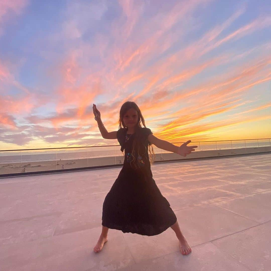 ビジー・フィリップスさんのインスタグラム写真 - (ビジー・フィリップスInstagram)「Cricket's last night of vacation vibe is the energy I'm gonna bring today.」1月6日 1時12分 - busyphilipps