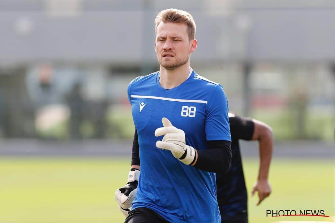 シモン・ミニョレさんのインスタグラム写真 - (シモン・ミニョレInstagram)「Day 1 in Qatar! ✅💪🏻🇶🇦 #BluvnGoan #NoSweatNoGlory #WeAreBruges #YNWA」1月6日 1時26分 - 22mignolet22