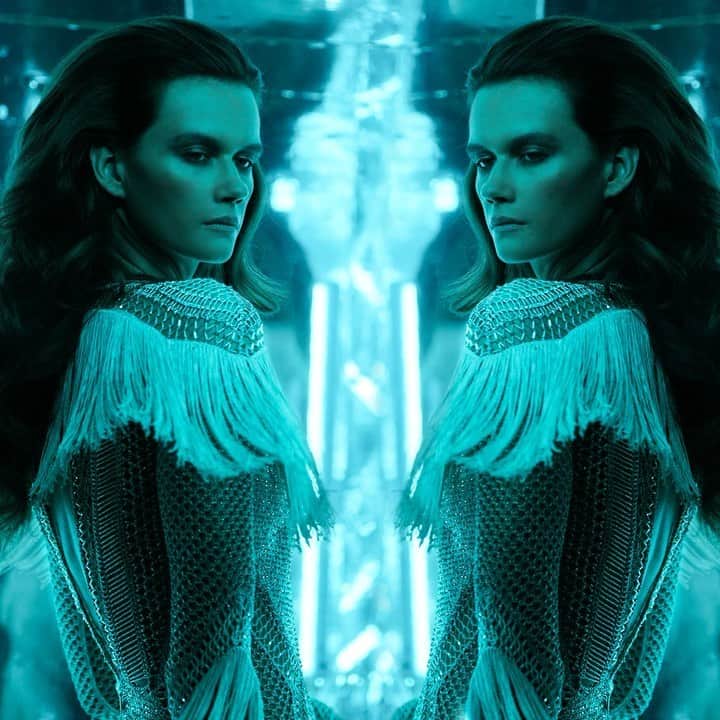 ジュリアンマクドナルドのインスタグラム：「The ravishing @daniela_kocianova in a deluxe knitted gown finished with handcrafted metallic liquid silk fringes with complex knit techniques using metallic yarn giving a subtle shimmer from the JULIEN X GABRIELA SS20 collection.  #LFW #LFWSS20 #ss20 #JULIENMACDONALD #GLAMAZONIA #julienxgabriela」