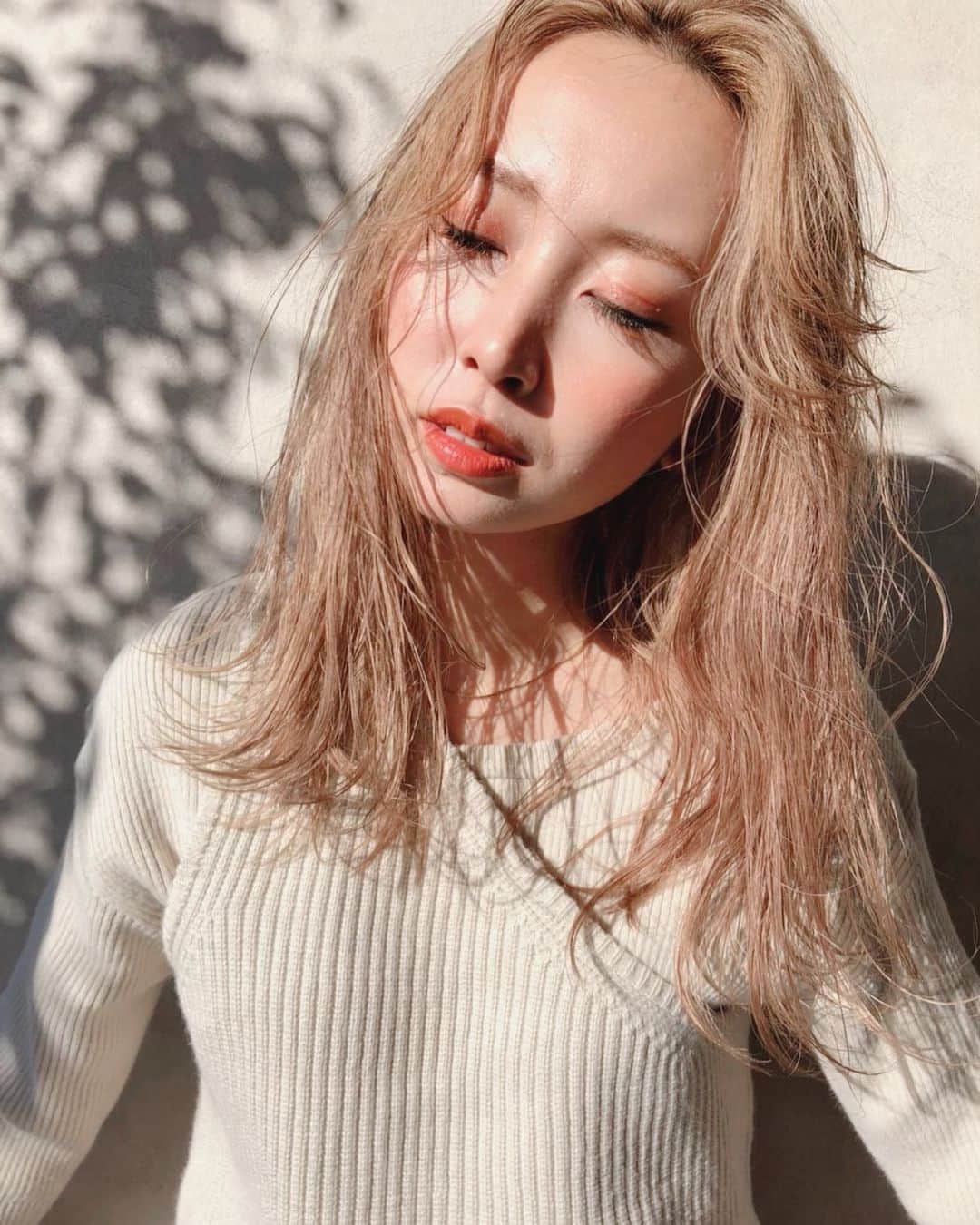 榊原伶奈のインスタグラム：「今年もよろしくお願いしますっ✨ 明日から仕事だ〜また1年頑張ろ〜🤤⭐️ . #ハイトーン　#ホワイティベージュ  #ミディアムヘア #ミルクティーベージュ  #ケアブリーチ #撮影　#サロンモデル」