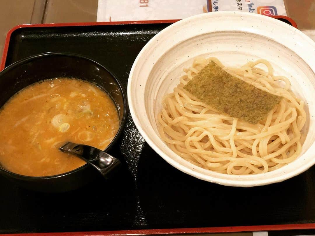 ラーメンみしゅくのインスタグラム：「地元帰ってきたらいつも行ってる大好きなラーメン屋さんが2店舗も正月休みで😢もうラーメンの口になっていたので検索して行ったことのないお店へ！ いや！！うまっ！！！！！！！ めちゃくちゃ美味しいやないかい！ 麺の太さ、スープとの絡み、最高👏 酢もめっちゃ合う😏 豚骨味噌なんだけど、味噌感ない！わたし味噌ラーメンあまり好きじゃなくて絶対選ばないんだけど1番人気だったから頼んでみたの。 最高に美味しかった🥳🥳 ニンニクかなり効いてるよ🧄 #豚骨味噌 #つけ麺 #豚骨 #2日連続で食べに行った #癖になる」