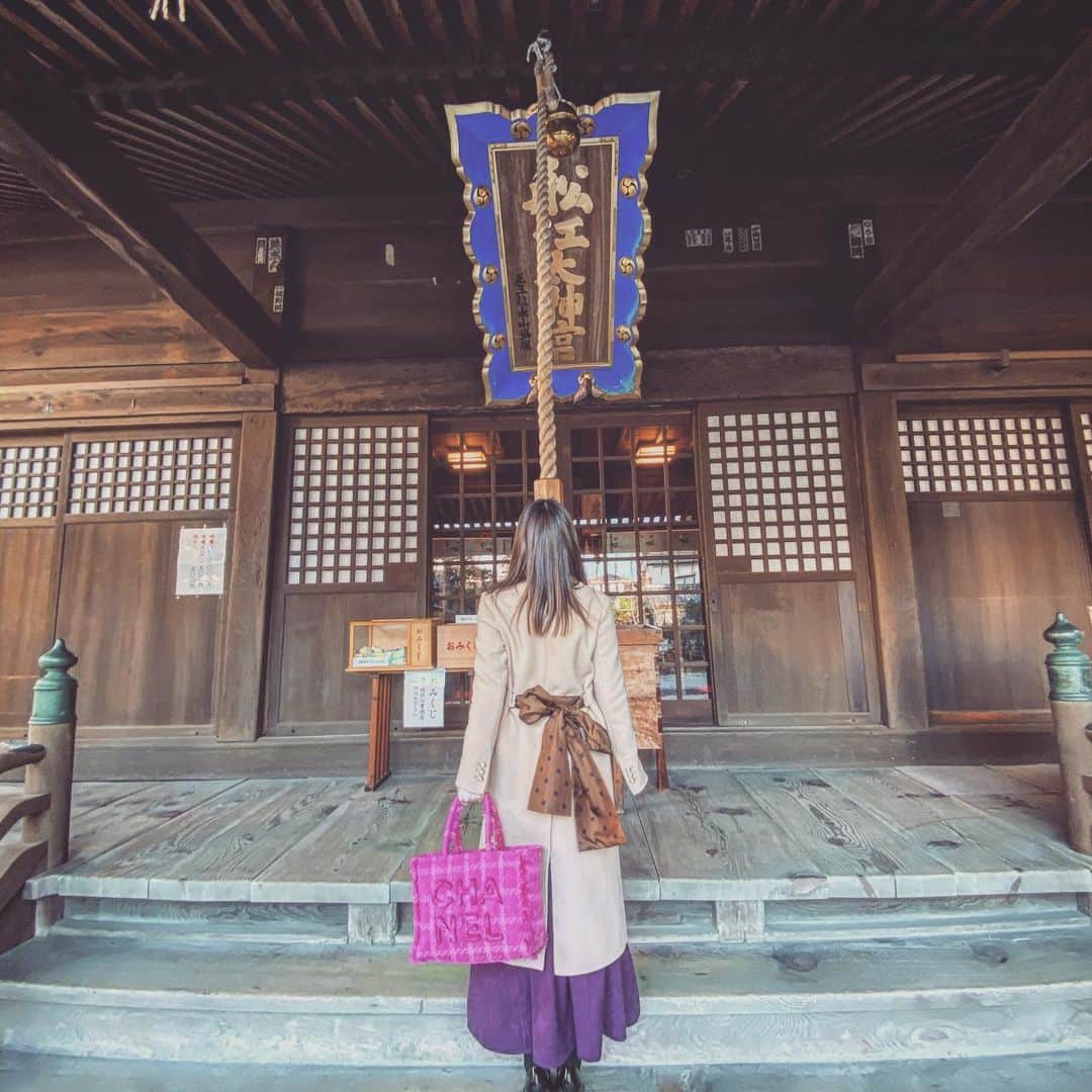清水彩子のインスタグラム：「仕事初めに初詣⛩  今年も自分達の仕事に誇りを持って、妥協せず突き進んで行きたいと思います🌟  #2020年 #祈祷 #仕事初め」
