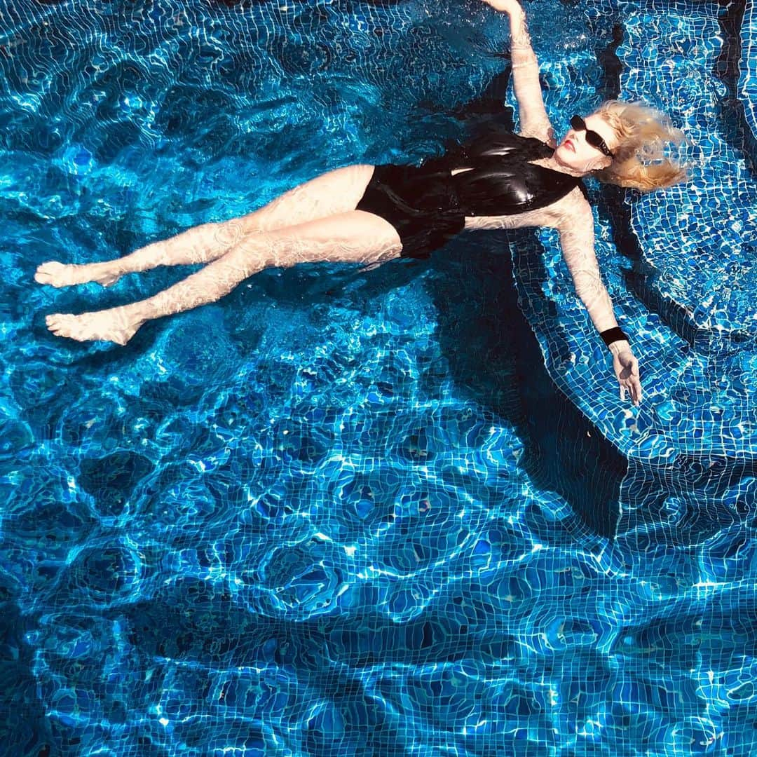 エレン・ヴォン・アンワースさんのインスタグラム写真 - (エレン・ヴォン・アンワースInstagram)「Found in the pool this morning @meredithostrom 🖤💙」1月6日 2時11分 - ellenvonunwerth