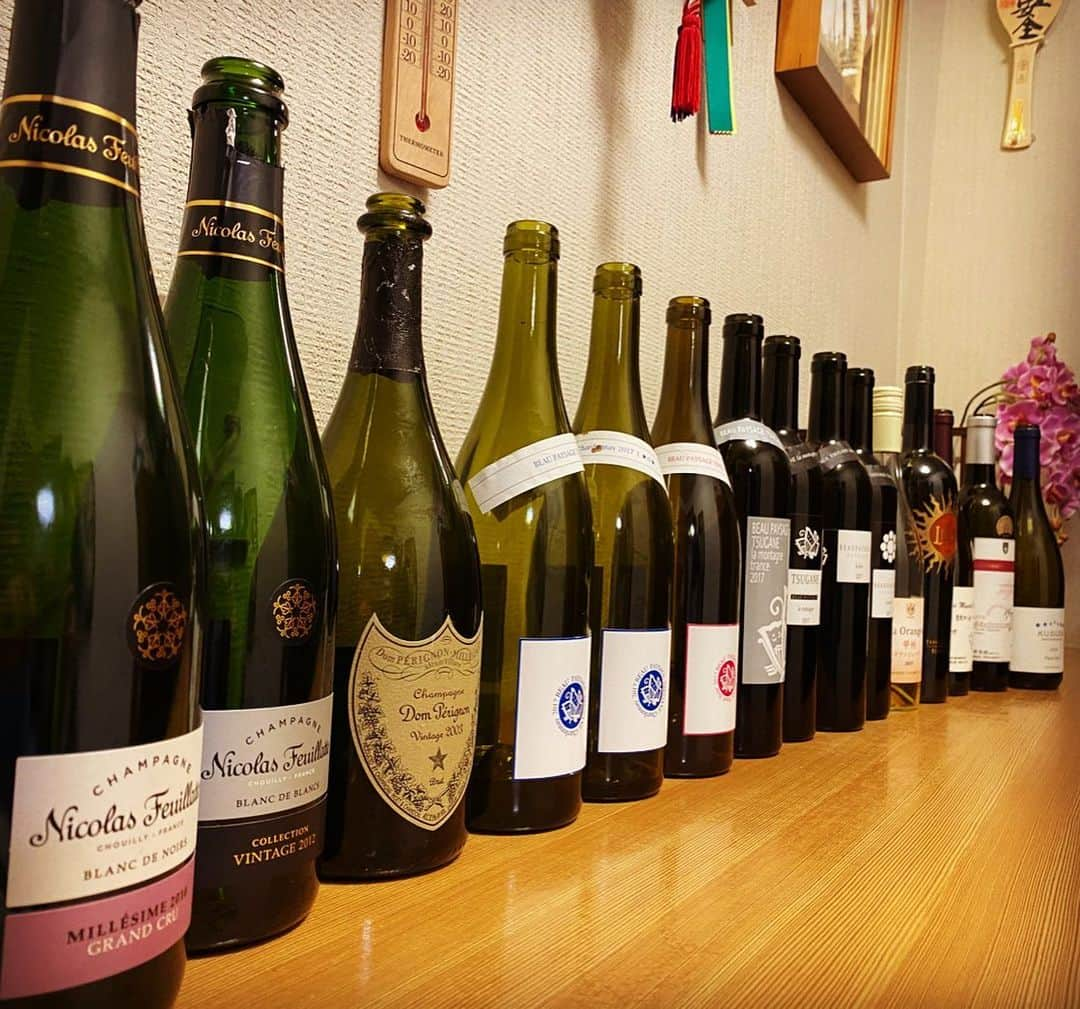 ひぐち君さんのインスタグラム写真 - (ひぐち君Instagram)「新年会で勉強させていただきました。 #champagne  #nicolasfeuillatte  #blancdenoirs 2010 🍷 #blancdeblancs 2012 🍷 #domperignon 2003 🍷 #beaupaysage #tsugane #chardonnay 2017 🍷🍷 #pinotnoir 2017 🍷 #lamontagnetrance 2017 🍷 #lamontagne 2017 🍷 #merlot  #labois 2017 🍷 #cabernetfranc  #levent 2017 🍷 #cabernetsauvignon  #甲州オランジュグリ 2017 🍷 #マルス山梨ワイナリー  #luce 2015 🍷 #toscana  #最際　2009 🍷 #ダイヤモンド酒造 #遅摘みマスカットベリーa 2015 🍷 #朝日町ワイン  #kusudapinotnoir 2009 🍷 #martinborough  #kusudawines  #ichirosmalt 2017 🍸 #chichibu」1月6日 2時23分 - higehiguchi