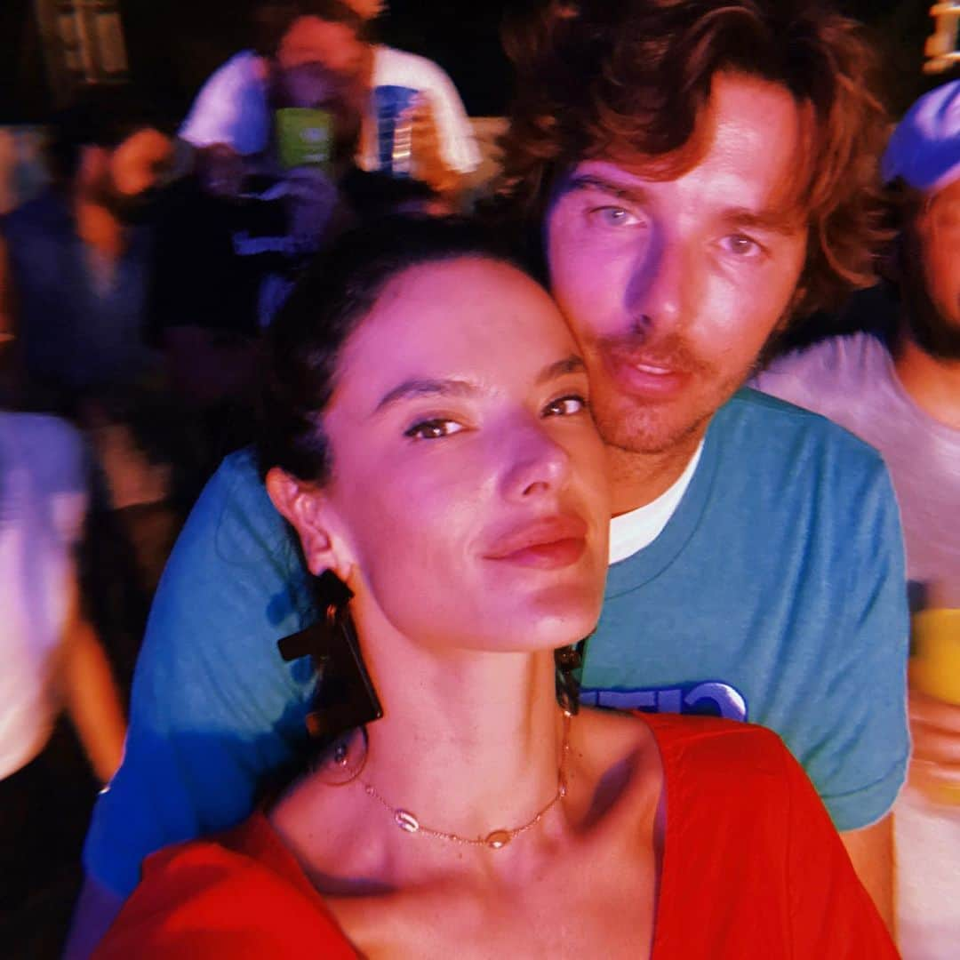 アレッサンドラ・アンブロジオさんのインスタグラム写真 - (アレッサンドラ・アンブロジオInstagram)「Floripa nights ... 🌙🎶🇧🇷‼️ Got to watch one of my favorite musician on the sands of praia Mole!! Thank you @citizencope for a incredible night! #surffestival」1月6日 2時39分 - alessandraambrosio