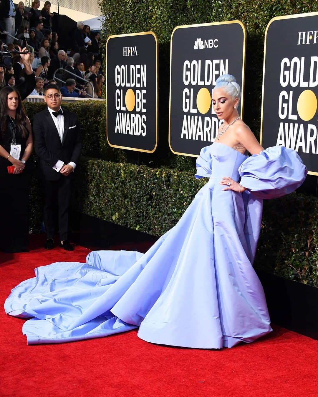 WHO WHAT WEARさんのインスタグラム写真 - (WHO WHAT WEARInstagram)「Tonight's #GoldenGlobes marks the start of awards season—and a whole new set of red carpet trends waiting to debut. Tap our link to revisit the most memorable looks from last year as we wait for Hollywood's golden night to begin. photo: getty images」1月6日 3時01分 - whowhatwear