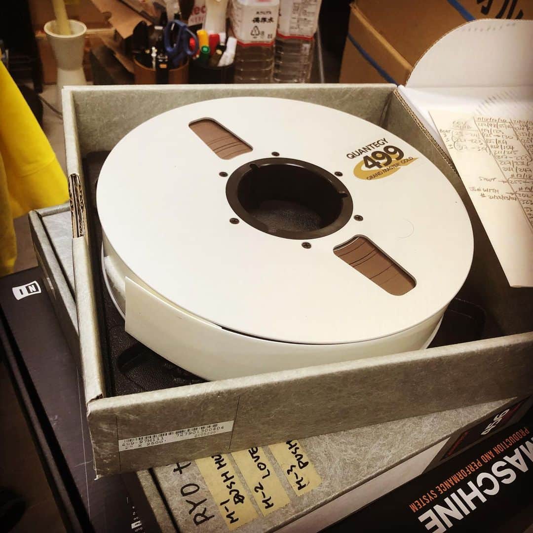 RYO the SKYWALKERのインスタグラム：「業務用ですが、昔はこんなクソでっかいアナログリールに曲を録音していたんですよ。2インチ幅で24トラック入ります。  これだけでもかなり重いのですが、空港の検査でX線を避けるために鉛のシートで包むので、さらに重くなります。  それを毎回丁寧に手荷物でジャマイカまで持って行ってました；しんどかったw  今はもうなんなら手ぶらでいけちゃいますからねー。テクノロジー万歳🙌」