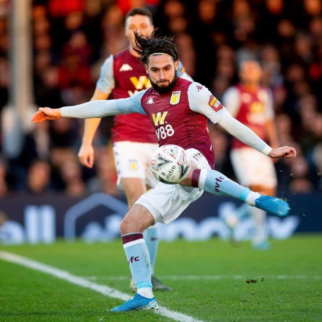 ホタさんのインスタグラム写真 - (ホタInstagram)「Not the result we wanted but thanks to our fans for your support 🦁 . Next one  @thecarabaocup . AVFC」1月6日 3時05分 - kingjota23