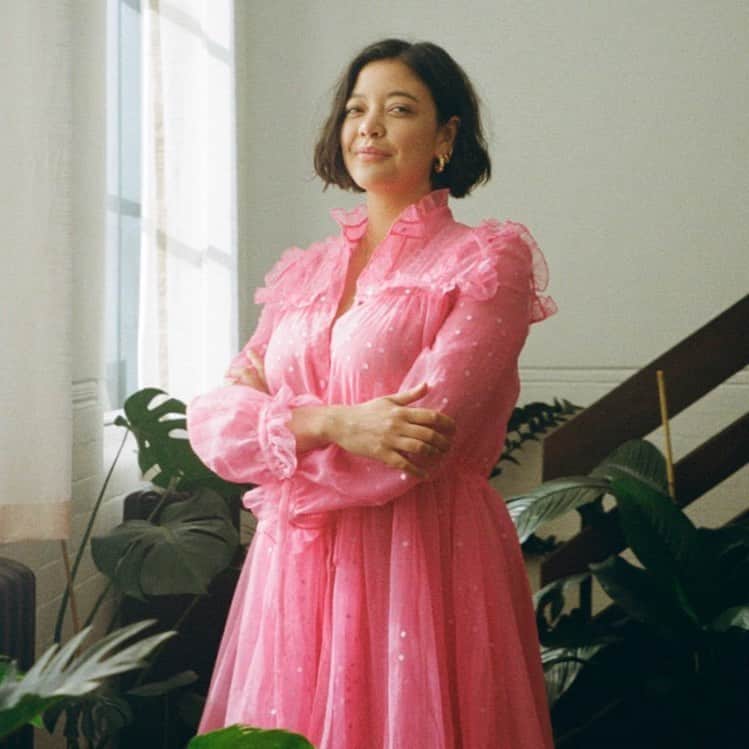ナオミ・シマダのインスタグラム：「new year, new mood, new habits! my interview for @highsnobiety on some of the things I learned while working on @mixedfeelingsbook about how to have healthier relationships to not only social media but ourselves by the wonderful sydney gore is up now! link in bio if you’re curious 💕」