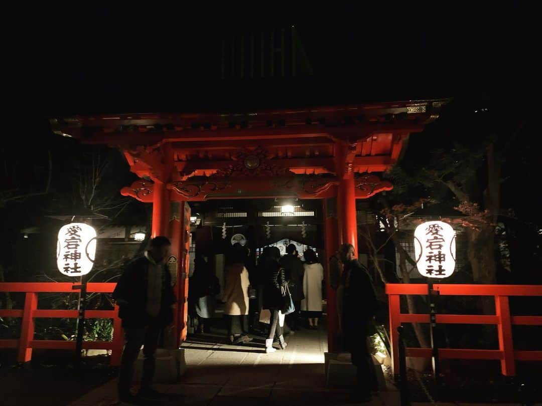 久積篤史のインスタグラム：「⚫︎新年のご挨拶⚫︎ ﻿ ﻿ 新年、明けましておめでとうございます。﻿ 旧年中は格別なご高配を賜り、まことに有難く厚く御礼申し上げます。﻿ 2020年も、より一層のご支援、お引立てを賜りますようお願い申し上げます。﻿ ﻿ ﻿ #初詣﻿ さて、令和2年(2020年)となった今から417年前、天下統一を下し、江戸に幕府を開いた年である慶長8年（1603年)に、徳川家康公によって創建された『愛宕神社』へ参拝して参りました。﻿ ﻿ 愛宕神社は江戸時代、『天下取りの神』『勝利の神』として知られていた神社で、ご利益は『商売繁盛』や『立身出世』、またコンピュータ関連にもご利益がある神社で、仕事が上手くいくようにと願って参拝していくビジネスパーソンやITエンジニアも多く訪れる珍しい神社です。﻿ ﻿ 思い返せば、ICOを成功させた年である2018年の新年の初詣の際も、同じように愛宕神社の「出世の石段」を登って戦勝祈願していたことがありました。﻿ ﻿ また愛宕神社では、お賽銭の支払い方法で楽天Edyが利用可能で、通常のお賽銭箱の隣に「Edy賽銭箱」が設置されています。楽天Edyでお賽銭を支払えるという、キャッシュレス&ウォレットレスの時代が、更に加速して実現化していっているのを感じました。尚、導入に至った経緯は、もともと楽天株式会社の創業者である三木谷浩史さんが、愛宕神社に毎年参拝をしていたことがきっかけだそうです。﻿ ﻿ ﻿ 2020年の運勢 ・御神籤の結果はお見事﻿ ㊗️大吉㊗️﻿ ﻿ 参拝: 愛宕神社　(東京・港区)﻿ 運勢 『大吉』(年男) ﻿ ﻿ 思う事　思うがま々に  なしとげて　﻿ 思う事なき　家の内哉（うちかな）﻿ ﻿ 目上の人の思いがけない引立（ひきたて）で、心のままに調い（ととのい）、家内（かない）仲良く暮らされます﻿ ﻿ 色を慎み（つつしみ）身を正しく目上の人を敬って（うやまって）目下の人を慈しめば（いつくしめば）愈々（いよいよ）運開きます﻿ ﻿ 願望: 思う様に運ぶ　﻿ 待人: 早く来る ﻿ 失物: 静かに落付いて探せ ﻿ 旅行: 商売ならよし ﻿ 商売: 上吉さわぐと損 ﻿ 学問: 安心して勉学せよ ﻿ 相場: 待て、動かせば損 ﻿ 争事: 勝つ、心落付けよ ﻿ 恋愛: 誠意を尽くして接せよ ﻿ 転居: さしつかえなし ﻿ 出産: さわりなし ﻿ 病気: すべて信心でなおる ﻿ 縁談: 他人の言うままにしてよし、必ず叶う ﻿ ﻿ ﻿ #HappyNewYear #2020 #新年﻿  #あけましておめでとうございます﻿  #愛宕神社　#大吉 #神社　#パワースポット #初詣 ﻿ #インフルエンサー　#PATRON ﻿ #influencer #暗号資産 #仮想通貨﻿  #cryptocurrency﻿ #virtual #physical﻿  @hisatsumi @roninfluencer」