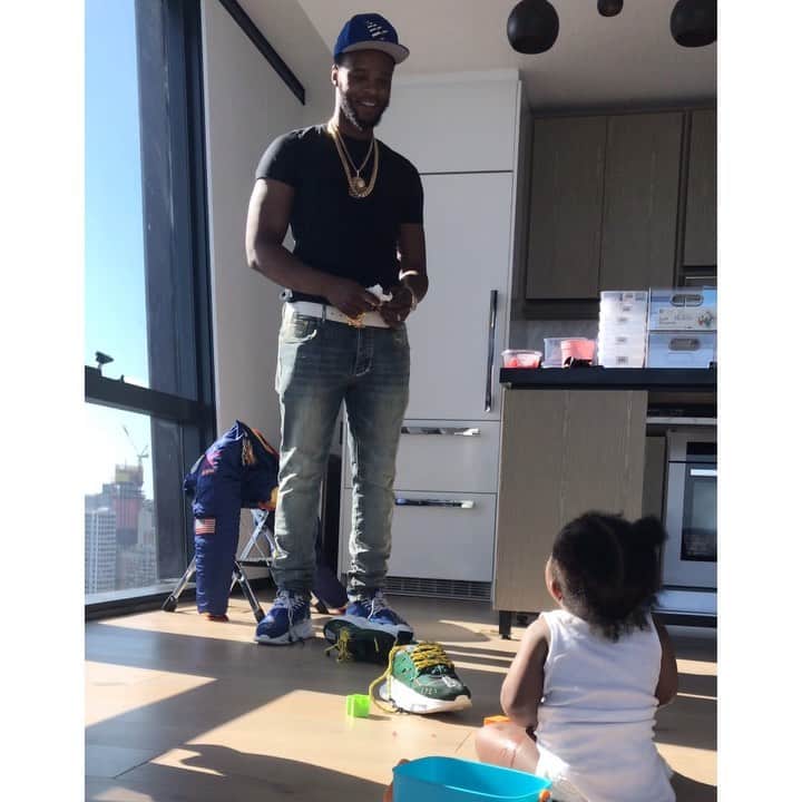 レミー・マーのインスタグラム：「I was FINALLY ready to admit that #TheGoldenChild is bad😏...BUT...in her defense it’s her father’s fault. @PapoosePapoose totally encourages and doesn’t stop @ReminisceMacKenzieMackie when she’s acting out. 🤓 Therefore, technically my baby is good — HER FATHER just brings out her bad side🤪SIDEBAR: Yes, she said “What?” 🤦🏽‍♀️ #BlackLove #MeetTheMackies #RemyMa #MyBabyIsPerfect #MyHusbandLetsUsBothDoWhatWeWant #WrappedAroundOurFingers😈🥰」