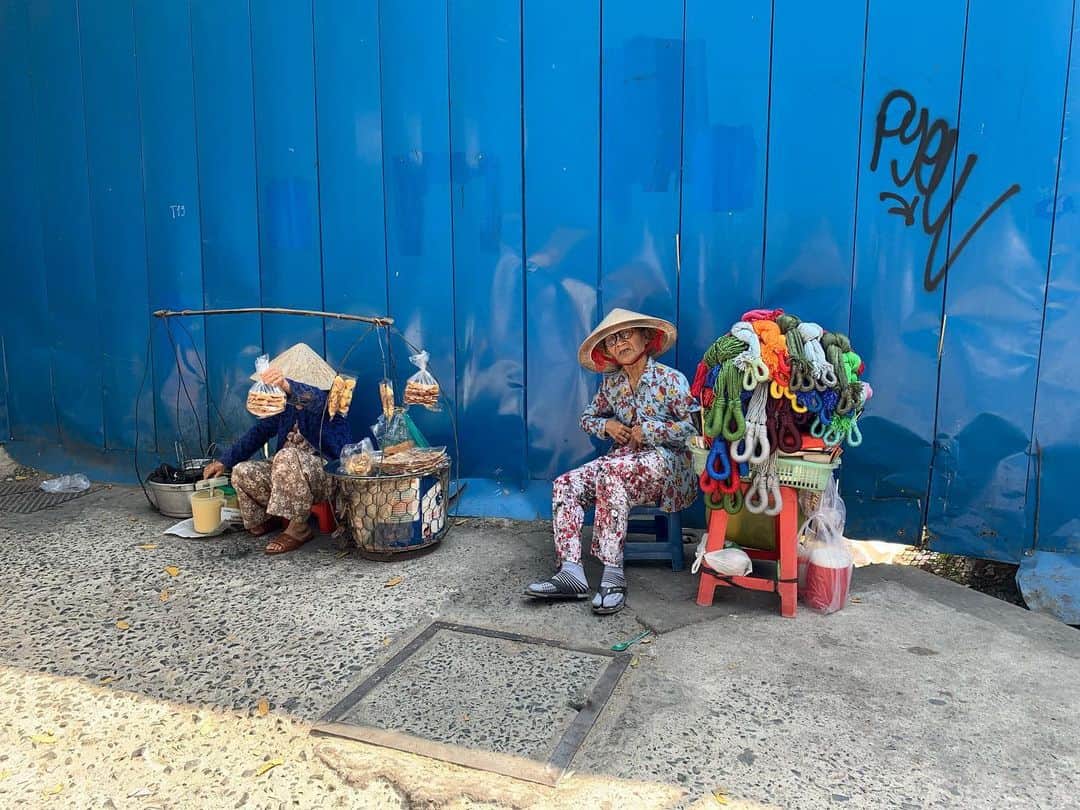 日下裕江さんのインスタグラム写真 - (日下裕江Instagram)「街の至る所で こうして路上座って 物を売ってるお婆ちゃんや、お爺ちゃん達が可愛いらしいの💓  #vietnam #hochiminh #hochiminhcity #可愛いお婆ちゃん #ベトナム #ホーチミン」1月6日 3時44分 - hiroe___h