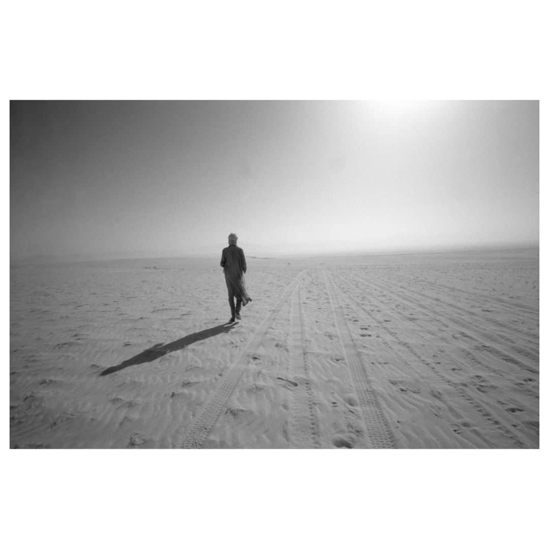 Magnum Photosさんのインスタグラム写真 - (Magnum PhotosInstagram)「"Competitors describe [the desert] as a living being, the shifting dunes and sudden sandstorms akin to dramatic mood changes" - Jim Weeks . Known as the Formula 1 of desert, today the Dakar Rally kicks off the decade in Saudi Arabia for the first time. . Today on Magnum, we are looking back at @rdepardon's photographs from the 1990 rally in the Sahara. Link in bio. . © @rdepardon/#MagnumPhotos . #DakarRally #Africa #RaymondDepardon」1月6日 4時00分 - magnumphotos
