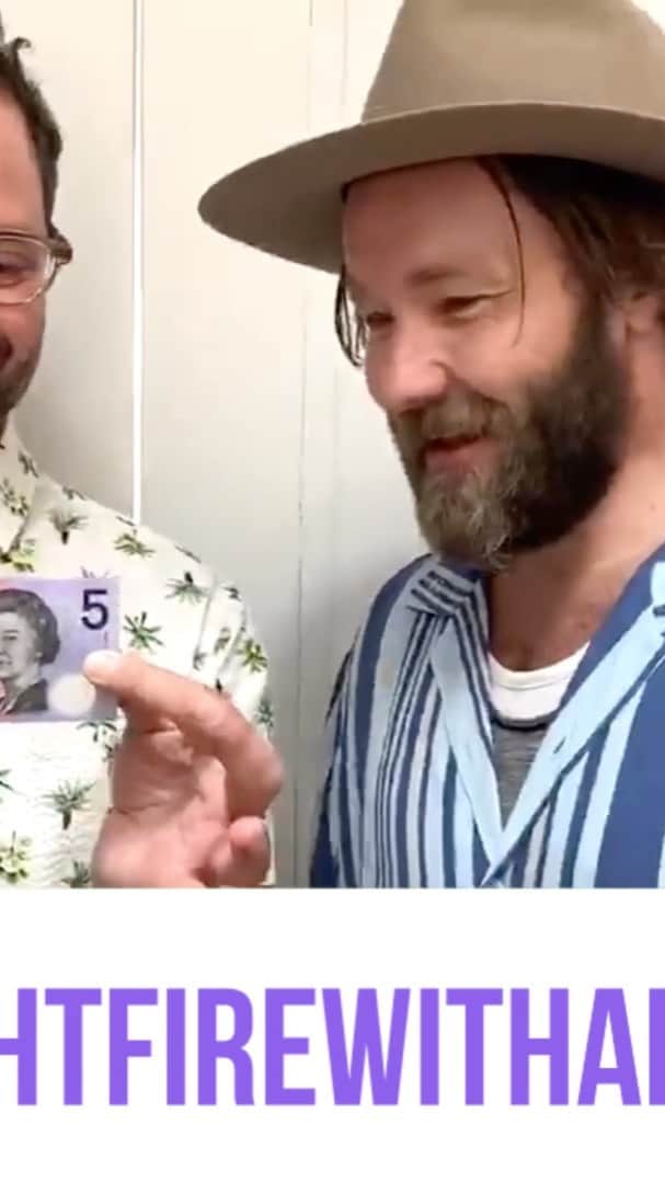 ジョエル・エドガートンのインスタグラム：「@nickkroll and I are raising money for the NSW Rural Fire Service (@nswrfs) to combat the terrible fires ravaging Australia. #fightfirewithafiver  Link in my bio 👆🏼」