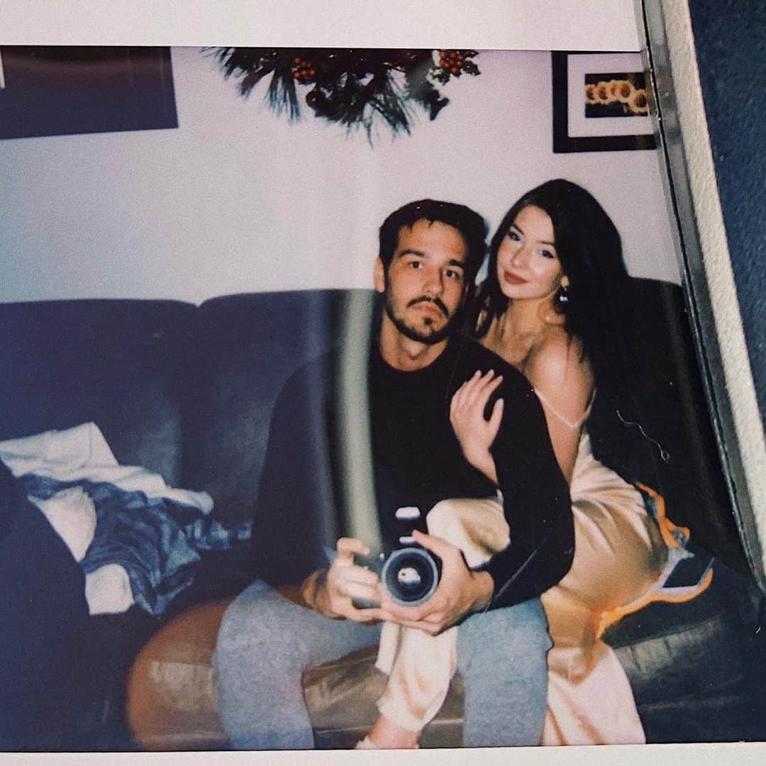 ジェイコブ・ホワイトサイズのインスタグラム：「met this girl at my nye party」