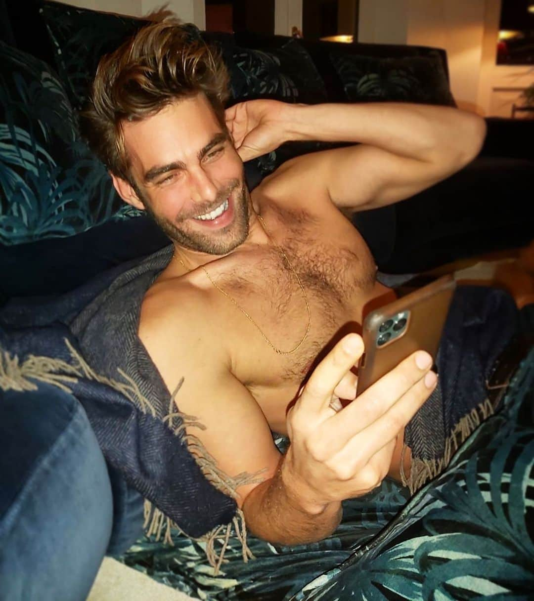 ジョン・コルタジャレナさんのインスタグラム写真 - (ジョン・コルタジャレナInstagram)「If you knew what I’m looking at...」1月6日 4時33分 - jonkortajarena