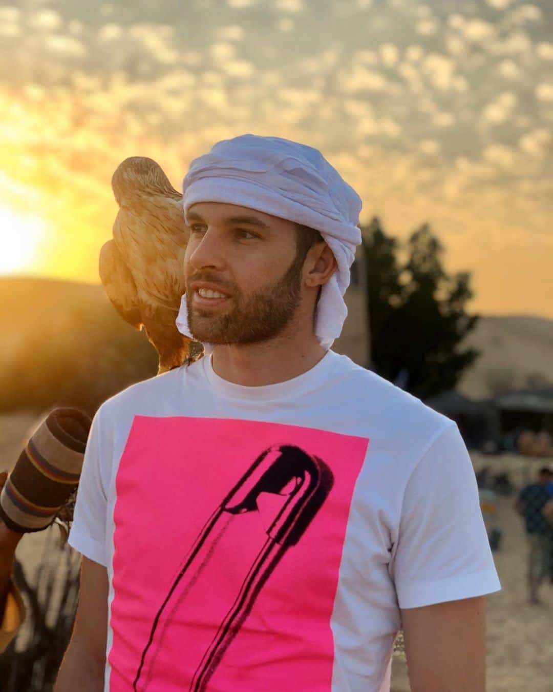 ヘスス・フェルナンデス・コラードのインスタグラム：「Magia!! 🏜🌵🦅 #instamood#instagood #picoftheday#lifestyle#desert#holidays#uae#sundayfunday#throwback  P.D: Cuando la estampa es buena pero el c*bron del pájaro no quiere salir..🤣」