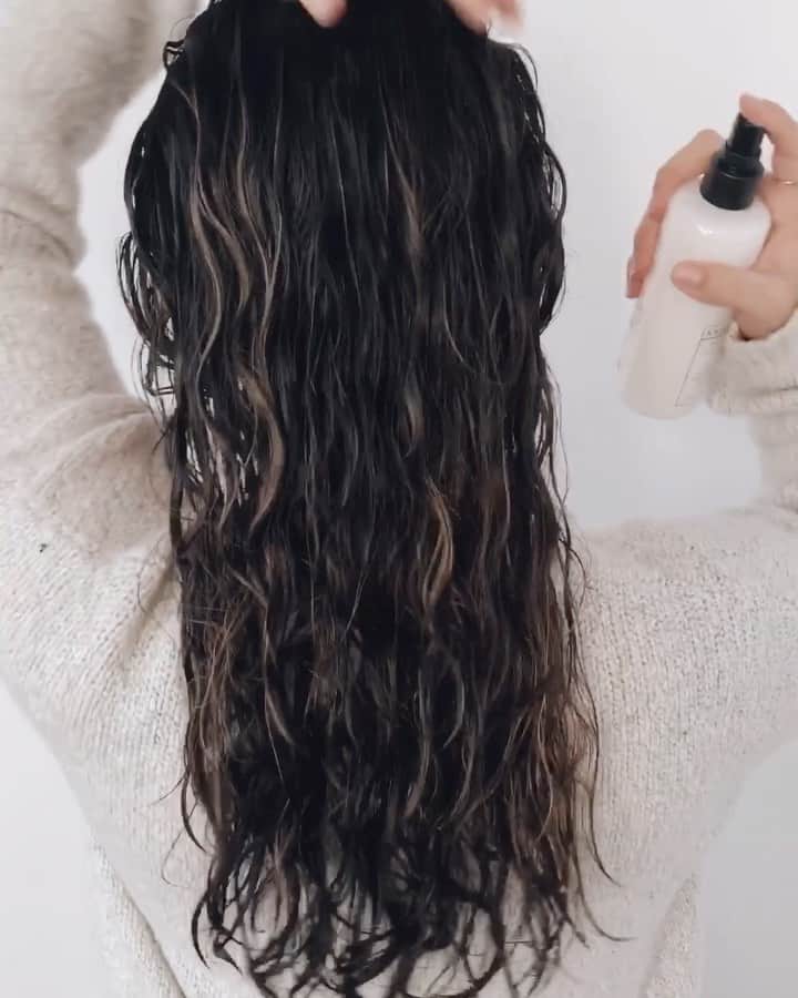 Kristin Essのインスタグラム：「⁣⁣⁣ Quick tutorial for those asking how you would use the Detangling Tonic... (and yes, I’m def going to post one for each of the new products!)⁣⁣⁣ ⁣⁣⁣ 𝐎𝐍𝐄. Towel or t-shirt dry your hair right out of the shower. ⁣⁣⁣ 𝐓𝗪𝐎. Spray a generous amount of Detangling Tonic on freshly washed hair. ⁣⁣⁣ 𝐅𝐘𝐈. It doesn’t matter if your hair is thick or thin, this is very light weight so just use less on fine/thin hair (3-5 sprays) or more (5-10+) on thick/coarse or curly hair. ⁣This is my little sister and she has thick curly hair. She’s detangling straight after washing because I wanted you guys to see how much amazing slip this gives you when trying to brush out even the thickest hair! Also shout out to that large detangling brush. ⁣I sped it up a little to keep the video under 1 min but her thick curly hair was detangled from start to finish in 1 min 20 seconds. ⁣ 𝐓𝐇𝐑𝐄𝐄: Blow dry or air dry as you normally would. ⁣⁣⁣ ⁣⁣⁣ Some questions I’ve gotten about this spray:⁣⁣⁣ 𝐈𝐬 𝐭𝐡𝐞𝐫𝐞 𝐚𝐧𝐲 𝐟𝐫𝐚𝐠𝐫𝐚𝐧𝐜𝐞? No. It’s completely free from any added fragrance. ⁣⁣⁣ 𝐃𝐨𝐞𝐬 𝐭𝐡𝐢𝐬 𝐰𝐨𝐫𝐤 𝐥𝐢𝐤𝐞 𝗪𝐞𝐢𝐠𝐡𝐭𝐥𝐞𝐬𝐬 𝐒𝐡𝐢𝐧𝐞 𝐋𝐞𝐚𝐯𝐞 𝐈𝐧? Yes, exactly. It’s just an alternative for those who want to skip fragrance or silicones. ⁣⁣⁣ 𝐂𝐚𝐧 𝐈 𝐮𝐬𝐞 𝐢𝐭 𝐨𝐧 𝐝𝐫𝐲 𝐡𝐚𝐢𝐫 𝐭𝐨 𝐫𝐞𝐟𝐫𝐞𝐬𝐡 𝐦𝐲 𝐡𝐚𝐢𝐫 𝐨𝐫 𝐜𝐮𝐫𝐥𝐬? You can try. Everyone’s hair will absorb it differently depending on porosity so if this works as a refresher for you, great! If not and you don’t mind fragrance you can try the Signature Hair Water.⁣⁣⁣ 𝐈𝐬 𝐭𝐡𝐢𝐬 𝐚𝐥𝐬𝐨 𝐚 𝐡𝐞𝐚𝐭 𝐩𝐫𝐨𝐭𝐞𝐜𝐭𝐚𝐧𝐭? No. ⁣⁣⁣」